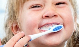 Bé gái mới 8 tuổi phải phẫu thuật não do sâu răng