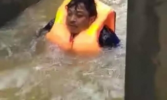 Quảng Bình: Chủ tịch xã bơi trong nước lũ cứu hơn 100 người dân gặp nạn