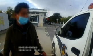 Đầu thú sau 30 năm lẩn trốn, người đàn ông bật khóc nức nở khi biết sự thật