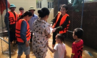 Hoa hậu Mỹ Linh lội nước đến thăm bà mẹ mất hai con nhỏ trên đường chạy lũ