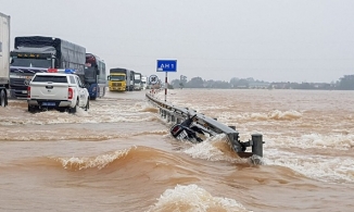 Hà Tĩnh: Cấp cứu cháu bé 10 tuổi trong tuyệt vọng giữa nước lũ bốn bề