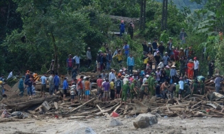 Đồng bào dân tộc đi bộ 20km đường rừng đến Trà Leng cứu người gặp nạn
