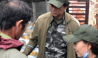 Mẹ Hồ Ngọc Hà lội bùn đi từ thiện, chia sẻ xúc động từ rốn lũ miền Trung