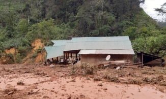 Quảng Nam: Cả quả đồi đổ xuống, gia đình 9 người may mắn chạy thoát
