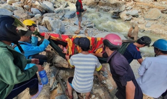 Tìm thấy thi thể trẻ em ở Trà Leng khi đào bới đất đá bằng tay