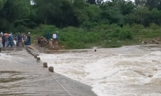 Chàng trai liều mình cứu 3 phụ nữ bị lũ cuốn trên đường đi nhận đồ cứu trợ