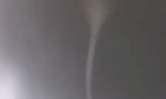 Vòi rồng cao hàng trăm mét xuất hiện ở miền Tây