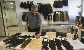 Ấn Độ: Tóc thánh trở thành nguồn cung tóc giả lớn hàng đầu thế giới