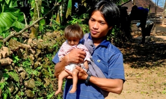 Bé tí hon K'Rễ qua đời: Cả làng chung tay lo hậu sự