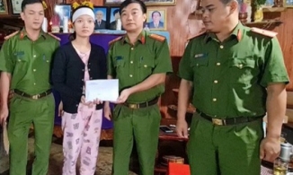 Công an trả lại 100 triệu đồng bị chiếm đoạt cho vợ nạn nhân thủy điện Rào Trăng 3