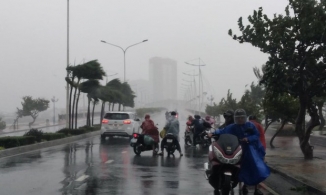Bão số 12 đổ bộ vào Nha Trang gây mưa lớn