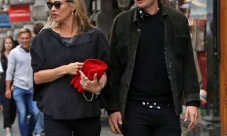 Siêu mẫu Kate Moss bác tin đồn đã đính hôn với bạn trai kém 13 tuổi