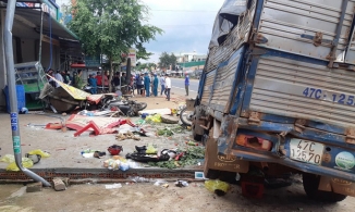 Tài xế xe tải cố tình tông hàng loạt xe máy để giảm tốc, 6 người tử vong