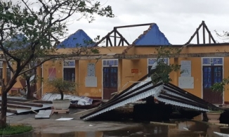 Bão Vamco khiến bệnh viện, trường học tốc mái, đường xá hư hỏng nặng