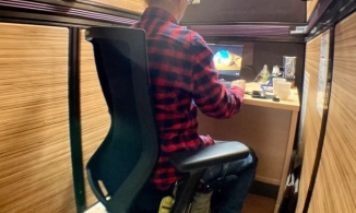 Khách sạn con nhộng ở Nhật biến một phần cabin thành không gian làm việc cho thuê