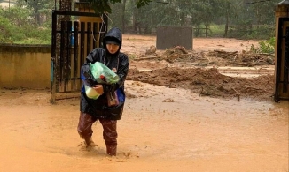 Vợ mất, thương con nhỏ sinh non, cha lặn lội khắp nơi xin sữa về nuôi con