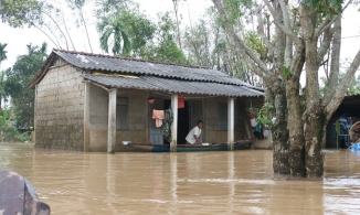 Xót xa những ngôi làng hơn 30 ngày vẫn còn ngâm trong nước lũ