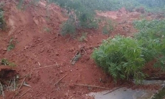 Lại sạt lở núi ở Quảng Nam, quốc lộ 40B bị chia cắt