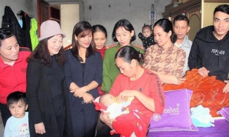 Gia đình hiếm muộn ở Hà Tĩnh 'nhặt' được bé trai sơ sinh ở trước cổng
