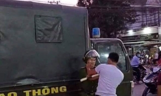 Dùng mũ bảo hiểm đánh cảnh sát giao thông khi xin tha lỗi vi phạm không được