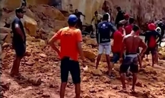 Người mẹ lấy thân mình che cho con khi vách đá đổ xuống