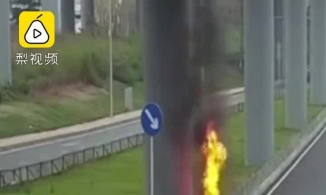 Bất chấp đám cháy dữ dội, nam 'shipper' lao vào để cứu người