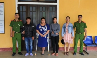 Đánh ghen ở Huế: Cô gái ngồi cùng chồng của 1 người trong nhóm