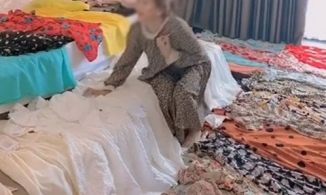 Vợ chuẩn bị đi du lịch, chồng mua 100 cái váy trải khắp phòng cho vợ chọn