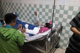 Đi chơi với bạn gái, nam thanh niên bị tạt axit