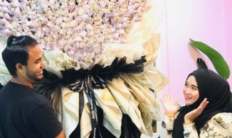 Thanh niên tặng vợ bó hoa làm bằng tiền thật trị giá 164 triệu đồng