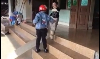 Rơi nước mắt trước cảnh anh em trai đoàn tụ cuối tuần vì cha mẹ ly hôn  