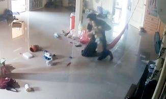 Bà mẹ nhanh tay cứu con trai 1 tuổi đang bò trên sàn thoát khỏi 'Tử thần' trong tích tắc