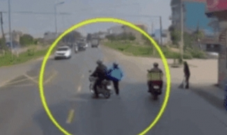 Đối mặt container, người chồng lao vội sang đường mặc cho vợ ngã khỏi xe