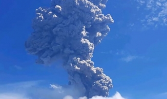 Indonesia: Núi lửa phun khói bụi cao tới 4 km, 2.700 cư dân nháo nhào tìm nơi trú ẩn