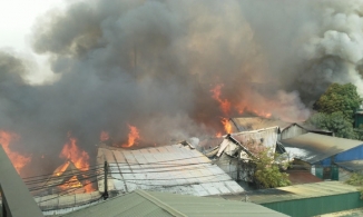 Cháy rất lớn tại xưởng sản xuất đồ gỗ ở Hà Nội, nhiều nhà xưởng bị thiêu