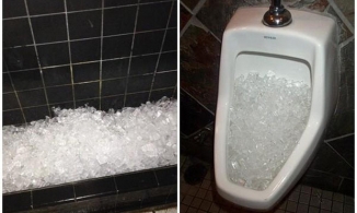 Lý do các nhà hàng, khách sạn thường đổ đá viên vào bồn cầu