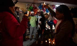 Người Mỹ tổ chức tưởng niệm hai vợ chồng chủ tiệm nail gốc Việt bị sát hại