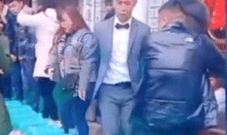 Bị ép uống hết 40 chén rượu mới được đón dâu, chú rể nói 1 câu khiến ai cũng ngỡ ngàng