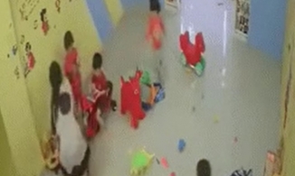 Clip hiệu trưởng đánh học sinh mầm non túi bụi vì vẽ lên tường khiến ai cũng phẫn nộ