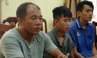 Tàu bị chìm khi đang đánh bắt cá, 5 người ôm can nhựa một giờ trên biển