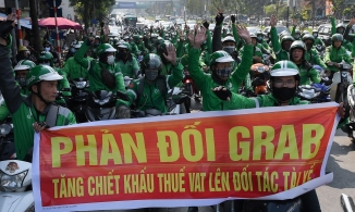 Tài xế GrabBike tắt app, tụ tập diễu hành phản đối tăng khấu trừ