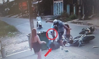 Sau va chạm xe máy, gã thanh niên lao vào đánh túi bụi nữ sinh