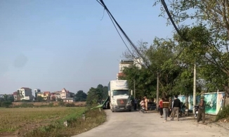 Hà Nội: 2 chị em ruột tử vong bị xe container lùi trúng trên đường đi học