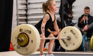 Cô bé 7 tuổi khỏe nhất thế giới có thể nâng tạ 80 kg
