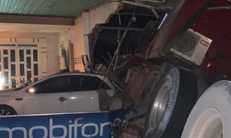 Đồng Nai: Xe container mất lái tông sập nhà dân