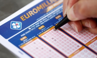 Một người may mắn trúng giải độc đắc xổ số trị giá 200 triệu Euro 