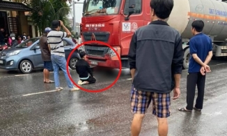 Xót xa hình ảnh chồng quỳ gối, gào khóc bên thi thể vợ bị xe đầu kéo cán tử vong 
