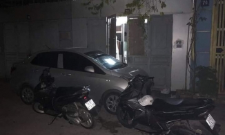 Ô tô đỗ chặn ngay cửa, chủ nhà phải ngủ ngoài đường cả đêm