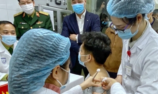 3 người đầu tiên tiêm thử nghiệm vaccine Covid-19 của Việt Nam sản xuất