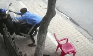 Dắt xe hộ khách lên vỉa hè, nam bảo vệ có nguy cơ phải đền tiền cho khách